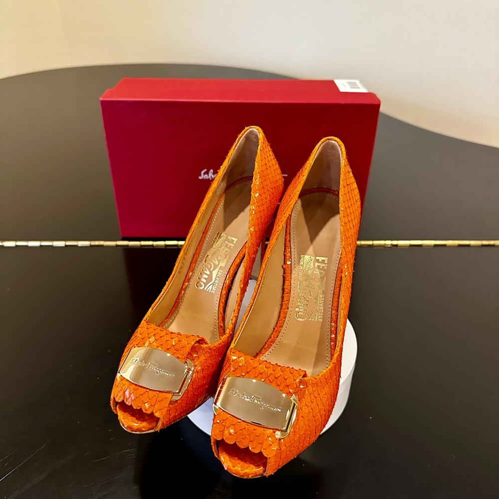 NWT Luxury Classic Chic RARE Authentic Salvatore Ferragamo Orange Python Pumps - Picture 14 of 17